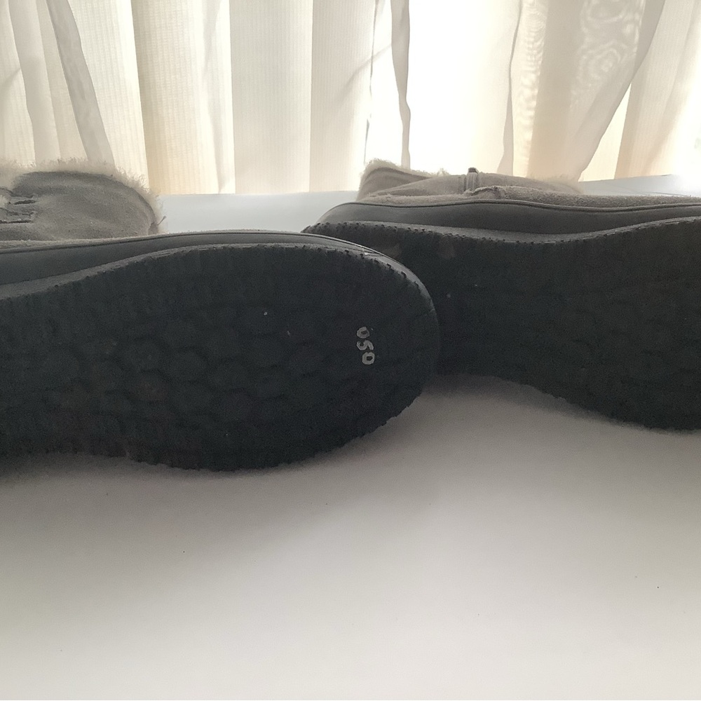 NEW/Unworn Minnetonka Charcoal Suede Boots - Picture 6 of 8